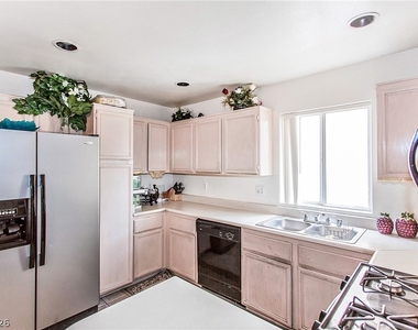 5237 Steinbrenner Lane - Photo Thumbnail 5