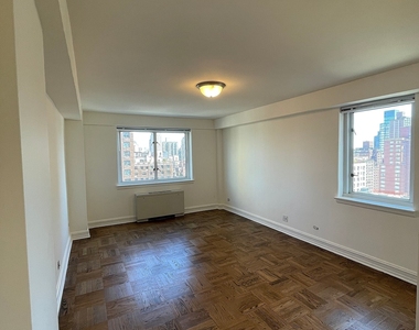 East 71st Street - Photo Thumbnail 4