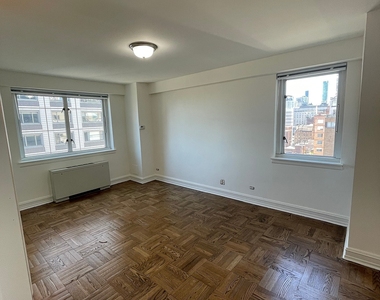 East 71st Street - Photo Thumbnail 5