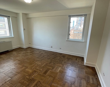 East 71st Street - Photo Thumbnail 7