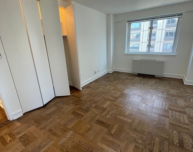 East 71st Street - Photo Thumbnail 11