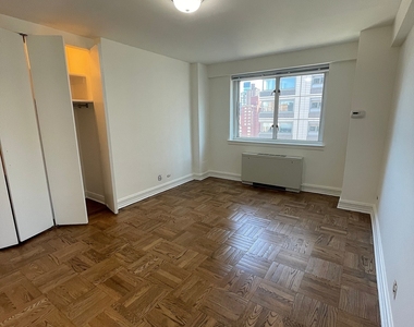 East 71st Street - Photo Thumbnail 8