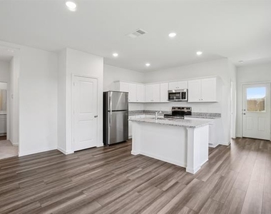 2207 Pioneer Drive - Photo Thumbnail 9
