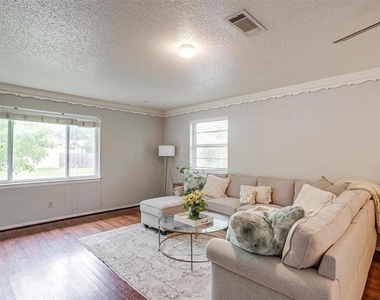 3217 Lubbock Avenue - Photo Thumbnail 3