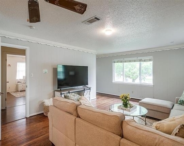 3217 Lubbock Avenue - Photo Thumbnail 4