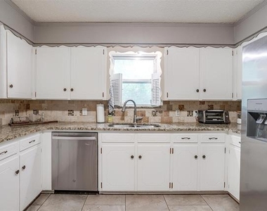 3217 Lubbock Avenue - Photo Thumbnail 9