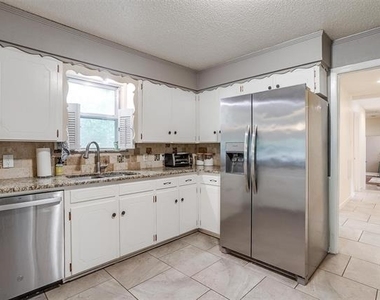 3217 Lubbock Avenue - Photo Thumbnail 8