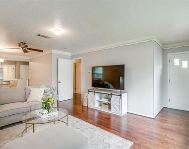 3217 Lubbock Avenue - Photo Thumbnail 5