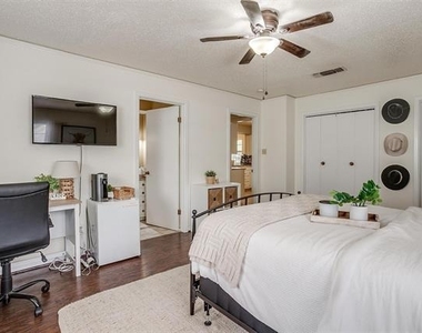 3217 Lubbock Avenue - Photo Thumbnail 13