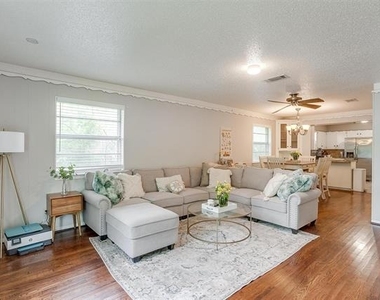 3217 Lubbock Avenue - Photo Thumbnail 2