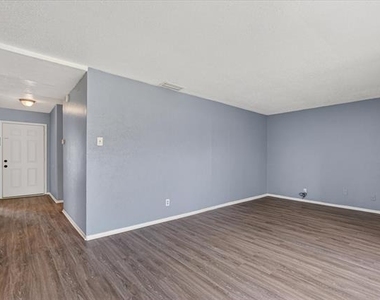 1406 Yukon Drive - Photo Thumbnail 6
