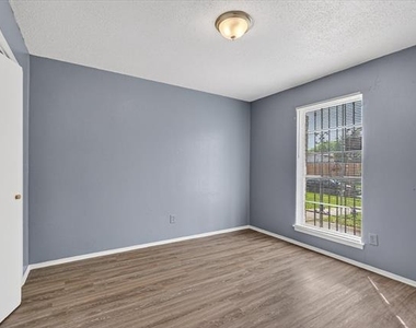 1406 Yukon Drive - Photo Thumbnail 14