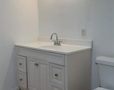 306 Broadmoor - Photo Thumbnail 8