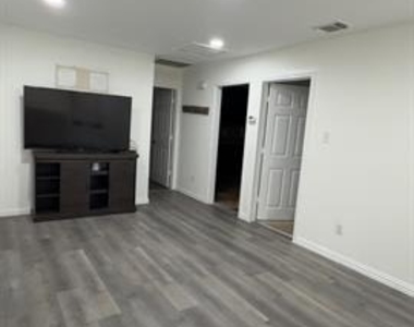 306 Broadmoor - Photo Thumbnail 4