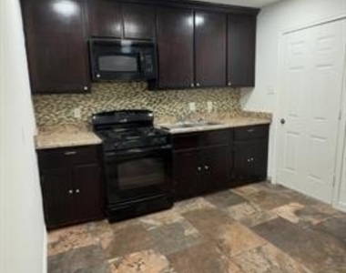 306 Broadmoor - Photo Thumbnail 5
