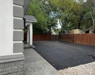306 Broadmoor - Photo Thumbnail 2