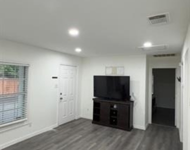 306 Broadmoor - Photo Thumbnail 7