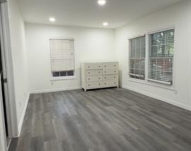 306 Broadmoor - Photo Thumbnail 6