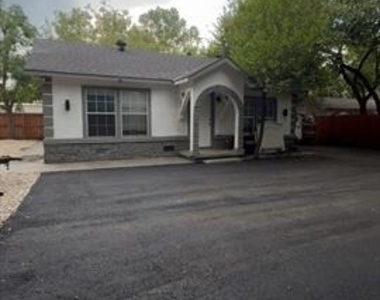 306 Broadmoor - Photo Thumbnail 12