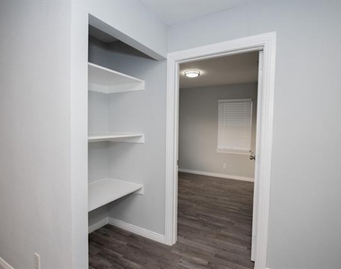 1505 Arbor Lane - Photo Thumbnail 7