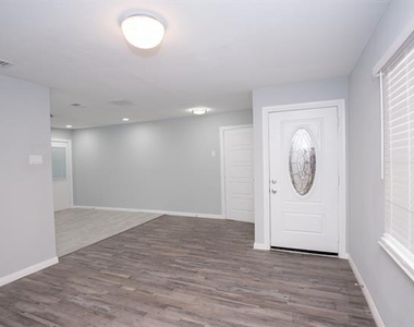1505 Arbor Lane - Photo Thumbnail 5