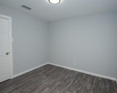 1505 Arbor Lane - Photo Thumbnail 16
