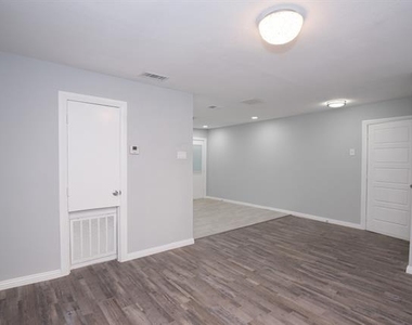 1505 Arbor Lane - Photo Thumbnail 6