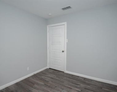 1505 Arbor Lane - Photo Thumbnail 15