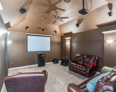 7110 Waterbury Drive - Photo Thumbnail 12