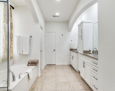 7110 Waterbury Drive - Photo Thumbnail 15