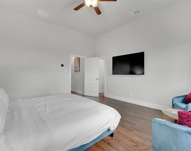 1121 Marc Place - Photo Thumbnail 14