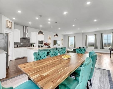 1121 Marc Place - Photo Thumbnail 4