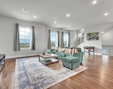 1121 Marc Place - Photo Thumbnail 5