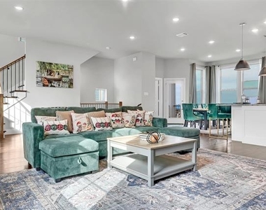 1121 Marc Place - Photo Thumbnail 8