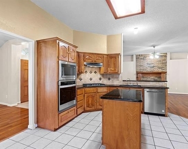 428 Lakedale Drive - Photo Thumbnail 3