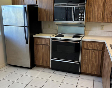 1526 Whitehall Drive - Photo Thumbnail 6