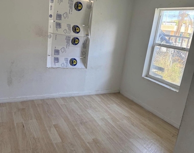 1022 17th Street - Photo Thumbnail 3
