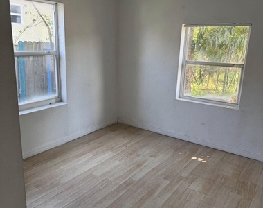 1022 17th Street - Photo Thumbnail 2