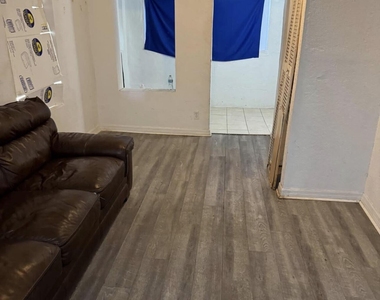 1022 17th Street - Photo Thumbnail 4
