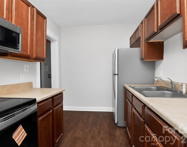 420 Plymouth Avenue - Photo Thumbnail 16