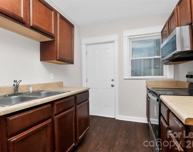 420 Plymouth Avenue - Photo Thumbnail 12