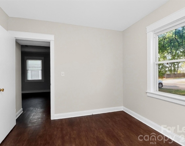 420 Plymouth Avenue - Photo Thumbnail 9