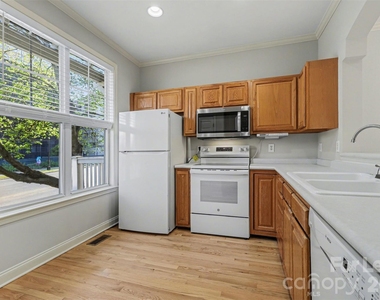 841 W 4th Street - Photo Thumbnail 3