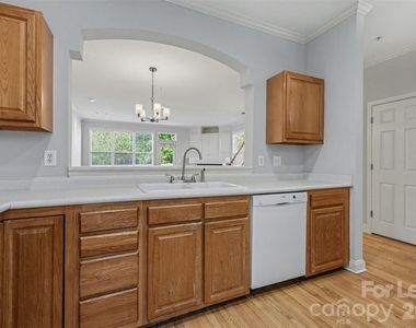 841 W 4th Street - Photo Thumbnail 4