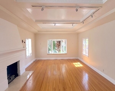 223 1/2 S Gale Drive - Photo Thumbnail 3