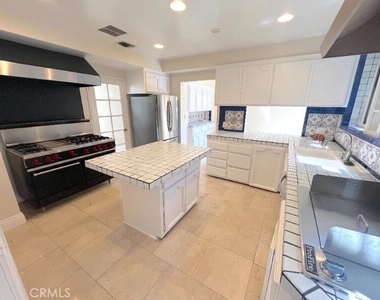 223 1/2 S Gale Drive - Photo Thumbnail 6