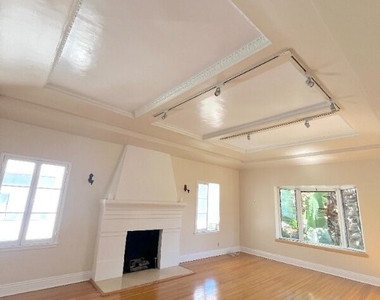 223 1/2 S Gale Drive - Photo Thumbnail 2