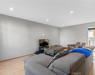 19124 Hamlin - Photo Thumbnail 2