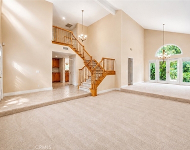 2811 N Roxbury - Photo Thumbnail 4