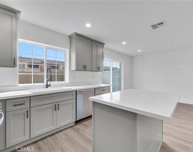 16385 Valencia Avenue - Photo Thumbnail 9